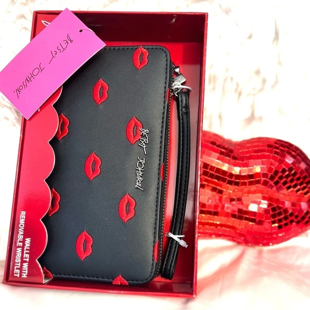 💋💋BETSEY JOHNSON STUNNING LIP ZIP AROUND WALLET/WRISTLET💋💋NWT